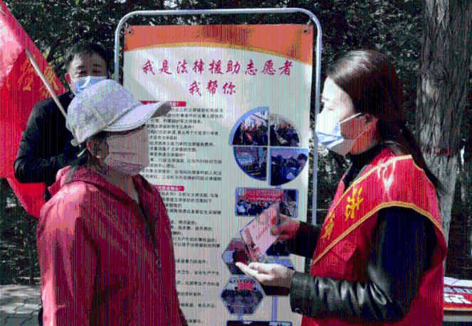 女子养了一年多的小狗在小区里被抱走，女子：外卖员走到大门口又返回来，他把小狗拽到车上带走了，饿了么客服：您反映的事情需要我们去申请处理